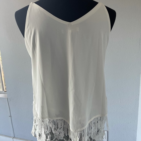 White top with a detail in bottom - Picture 4 of 6